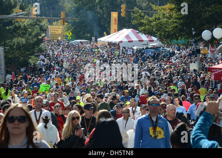 Coureurs et spectateurs de la 38e conférence annuelle des Marine Corps visite Marathon parrain et tentes du vendeur à la finale Festival à Arlington, Va., Octobre 27, 2013. Connu comme 'la', Marathon la course nominale 26,2 km, le 3ème plus grand marathon dans la United Stat Banque D'Images