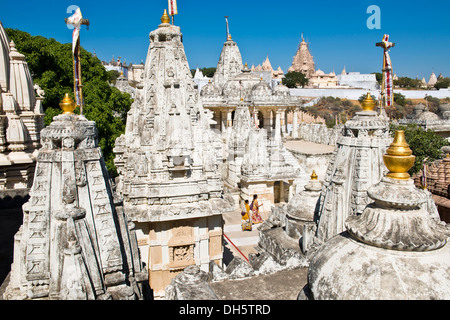 Les dômes et les tours de la Shikhara temple complexe sur la sainte montagne de Shatrunjaya, site de pèlerinage pour les adeptes du jaïnisme, Banque D'Images