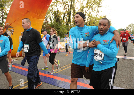 Les participants au marathon du Marine Corps 10K franchir la ligne d'arrivée, Washington, D.C., Octobre 27, 2013. Connu comme 'la', Marathon la course nominale 26,2 km, le 3ème plus grand marathon dans les États-Unis en 2012, a attiré 30 000 participants. Banque D'Images