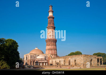 Colonne de la victoire et de Qutb Minar minaret de la règle islamique Qutb-ud-din Aibak et la Quwwat-ul-Islam mosquée Masjid, l'Unesco Banque D'Images