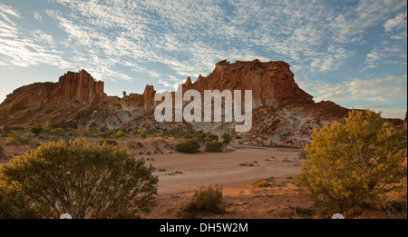 Paysage désertique à Rainbow Valley en Australie centrale , Territoire du Nord Banque D'Images