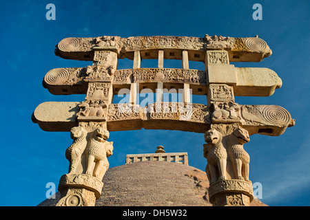 Toran ou sacrée gateway avec reliefs en pierre au Stupa stupa bouddhiste, n° 1, un grand stupa du 2e siècle avant J.-C., UNESCO World Banque D'Images