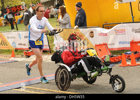 Les participants à la 38e conférence annuelle de Marine Corps croix Marathon la finale ensemble après avoir terminé le cours de 26,2 mile, Washington, en Virginie, le 27 octobre 2013. Connu comme 'la', Marathon la course nominale 26,2 km, le 3ème plus grand marathon dans la United State Banque D'Images