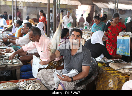 Vendeur de poisson dans le marché de Varkala, Kerala, Inde, Asie Banque D'Images