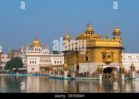 Hari Mandir ou temple d'Or, dans le lac sacré d'Amrit Sagar, le principal lieu de culte de la communauté religieuse sikh, Amritsar Banque D'Images