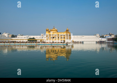 Hari Mandir ou temple d'Or, dans le lac sacré d'Amrit Sagar, le principal lieu de culte de la communauté religieuse sikh, Amritsar Banque D'Images