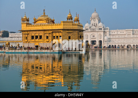 Hari Mandir ou temple d'Or, dans le lac sacré d'Amrit Sagar, le principal lieu de culte de la communauté religieuse sikh, Amritsar Banque D'Images