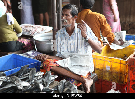 Vendeur de poisson dans le marché de Varkala, Kerala, Inde, Asie Banque D'Images