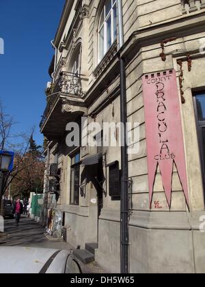 Bucarest, Roumanie. 23 Oct, 2013. Un Count-Dracula-club annonce à un mur extérieur d'une maison dans le centre de Bucarest, Roumanie, 23 octobre 2013. Photo : Jens Kalaene/dpa/Alamy Live News Banque D'Images