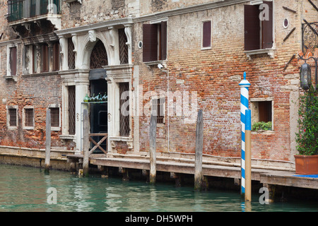 Scène de rue typique de canal à Venise Italie Banque D'Images