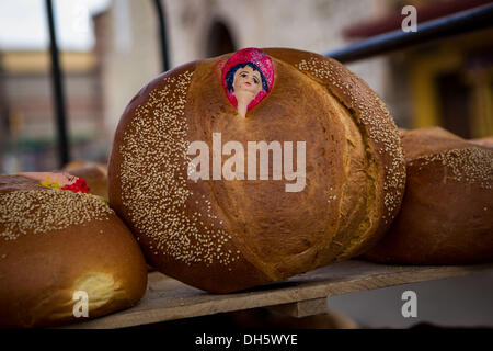 Pan de Muerto un pain doux spécial pour célébrer le Jour de la fête des morts connus en espagnol comme d'un de muertos 31 octobre 2013 à Oaxaca, au Mexique. Banque D'Images