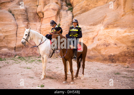 Des soldats de la patrouille du désert jordanien donnant sur un point élevé de Petra Banque D'Images