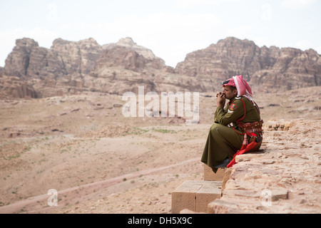 Soldat de la patrouille dans le désert jordanien donnant sur un point élevé de Petra Banque D'Images