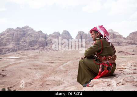 Soldat de la patrouille dans le désert jordanien donnant sur un point élevé de Petra Banque D'Images