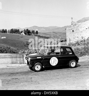 Jones-Harry Rupert Ratcliffe's Morris Mini Cooper S à la Targa Florio, en Sicile le 26 avril 1964. Banque D'Images