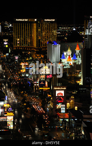 Photo de nuit, le Strip, New York, un hôtel de luxe, Mandalay Bay, Excalibur Hotel, Las Vegas, Nevada, USA Banque D'Images