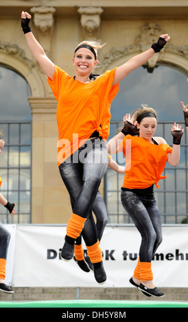 Performance d'un professeur de danse, leader, avec sa performance group, gymnastique, danse, aérobic, Stuttgart Banque D'Images