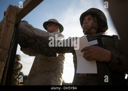 Le Sgt. Christopher Roberts, un entraîneur de l'adresse au tir, parle de RCT. Le score de Lizano Carla avec son 25 octobre 2013, sur l'Île Parris, S. Banque D'Images