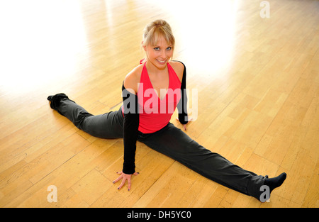 Young woman stretching, exercices de réchauffement, de faire le grand écart, Haus des Sports, Maison du Sport, Sport, Stuttgart Banque D'Images