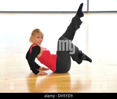 Jeune femme dansant, Haus des Sports, Maison du Sport, Sport, Stuttgart, Bade-Wurtemberg Banque D'Images