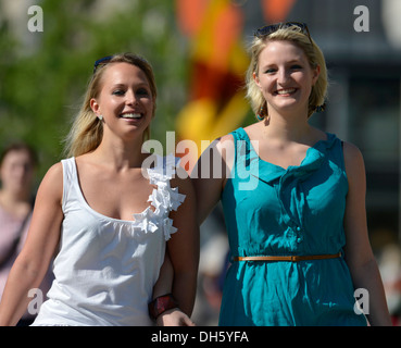 Les jeunes femmes, amis, shopping, Koenigsstrasse, Stuttgart, Bade-Wurtemberg, PublicGround Banque D'Images