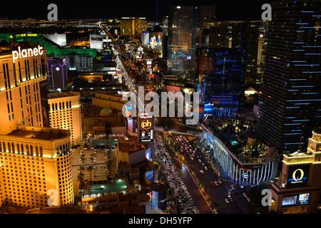 Scène de nuit, le Strip, MGM Grand hôtel de luxe, le Planet Hollywood, le cosmopolite, New York New York, Mandalay Bay, Excalibur Banque D'Images