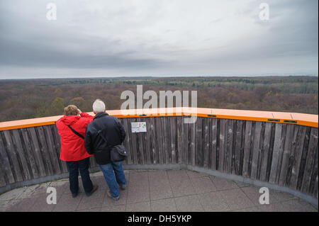 Schoenstedt, Allemagne. 06Th Nov, 2013. Les visiteurs se tenir sur la plate-forme d'observation de la promenade à travers le Parc National du Hainich près de Schoenstedt, Allemagne, 01 novembre 2013. Photo : Candy Welz/dpa/Alamy Live News Banque D'Images