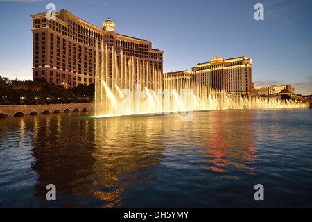 Fontaines, Bellagio, Caesars Palace, le Mirage, hôtels de luxe et les casinos, Las Vegas, Nevada, USA, PublicGround Banque D'Images