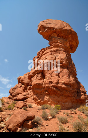 Balanced Rock Rock formation, Windows Section, Arches National Park, Moab, Utah, États-Unis d'Amérique, USA Banque D'Images