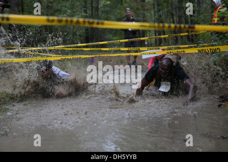 Les Marines américains affectés au Siège et Siège social de la course à travers l'Escadron l'eau bien que concurrentes dans l'unité tout-terrain la concurrence, Marine Corps Air Station Cherry Point, NC., Oct 25, 2013. L'unité de terrain de la concurrence était un quatre à sept mille r Banque D'Images