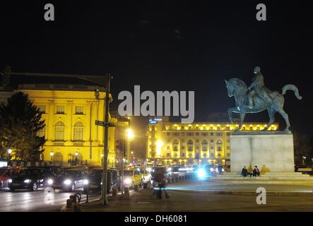 La statue équestre du roi Carol I. de Roumanie à Bucarest, Roumanie, 23 octobre 2013. Dans l'arrière-plan l'Athenee Palace Hilton Bucharest Hôtel est allumé. Photo : Jens Kalaene Banque D'Images