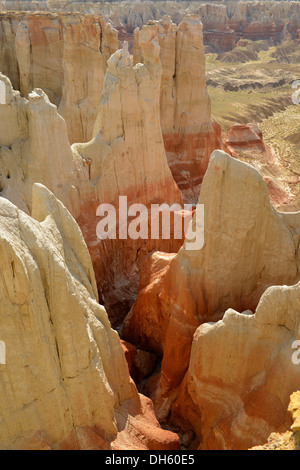 Cheminées et de formations rocheuses érodées par les minéraux décolorée dans Ha Ho No Geh Canyon, lavage de Moenkopi Mine de charbon, Mesa, Painted Desert Banque D'Images