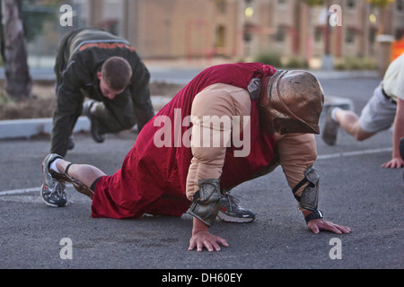 Marines avec le Siège, l'entreprise de logistique de combat Regiment 17, 1er Groupe Logistique Maritime, conduite sur le thème d'Halloween, une formation physique à bord du circuit du Camp Pendleton, en Californie, le 30 octobre 2013. Les Marines portaient des costumes de Halloween et tenu un costume de fête Banque D'Images