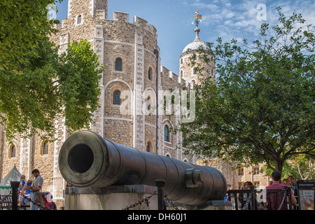 Bâtiment de la Tour de Londres abritant les joyaux de la couronne royale avec canon en premier plan Banque D'Images