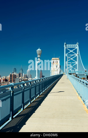 Passerelle piétonne BENJAMIN FRANKLIN BRIDGE sur le centre-ville de Philadelphie, en Pennsylvanie USA Banque D'Images