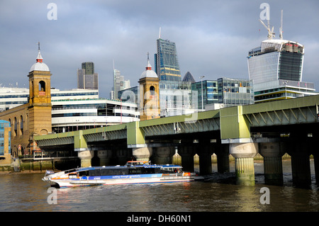 Londres, Angleterre, Royaume-Uni. Cannon Street Station pont et la ville, vue depuis la rive sud. Thames Clipper' 'bus de l'eau Banque D'Images