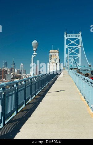 Passerelle piétonne BENJAMIN FRANKLIN BRIDGE sur le centre-ville de Philadelphie, en Pennsylvanie USA Banque D'Images