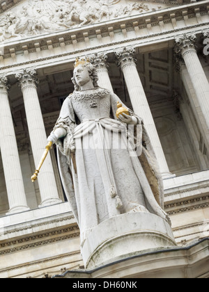 Statue de la reine Anne à l'extérieur de la Cathédrale St Paul Ludgate Hill London England Banque D'Images