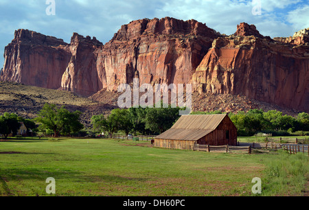 Gifford House Museum, Château Rocher à l'arrière, Fruita, Capitol Reef National Park, Utah, USA, PublicGround Banque D'Images