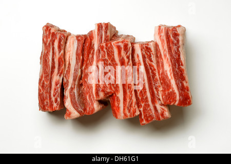 Du boeuf cru côtes courtes sur un fond blanc. Banque D'Images