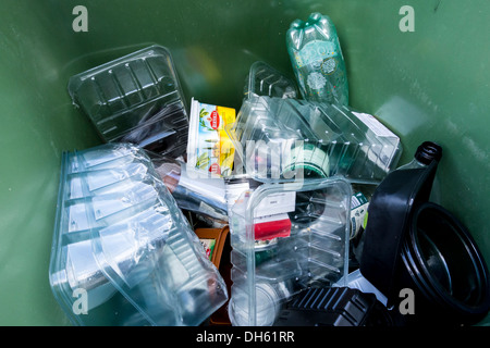 Green wheely bin plein de contenants alimentaires en plastique pour le recyclage collecte, UK Banque D'Images