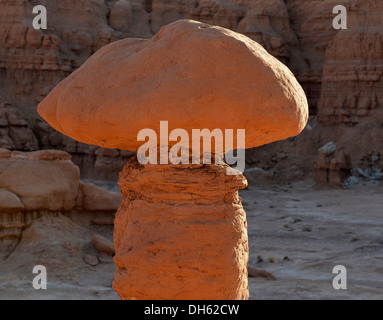 Cheminées de grès érodées et Entrada rock formations, gobelins, Goblin Valley State Park, San Rafael Reef Désert, Utah Banque D'Images