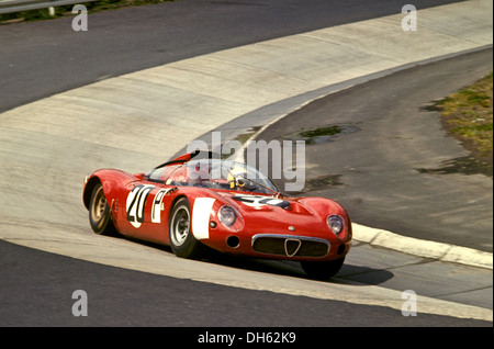 Andrea de Adamich-Nanni Galli's Alfa Romeo T33 au Karussel dans le Nurburgring 1000kms course. Allemagne 28 mai 1967. Banque D'Images