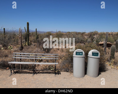 Recyclage et poubelles, et banc de parc le long du sentier en boucle du désert à l'Arizona-Sonora Desert Museum de Tucson, Arizona, USA Banque D'Images