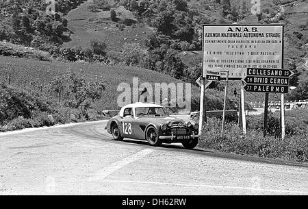 Ted Worswick-Richard Bond Austin-Healey 3000 course à la Targa Florio, en Sicile en 1967. Banque D'Images