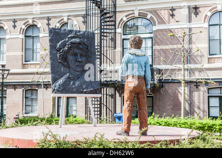 Monument à Rembrandt van Rijn, dans sa maison natale à Rembrandtplein, Leiden, Hollande - statue de garçon et l'artiste sur un chevalet Banque D'Images