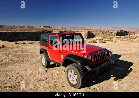 Rubicon Jeep rouge garée en face d'Alstrom Point, Lake Powell, Smokey Mountain Road, Bigwater, Glen Canyon National Recreation Banque D'Images