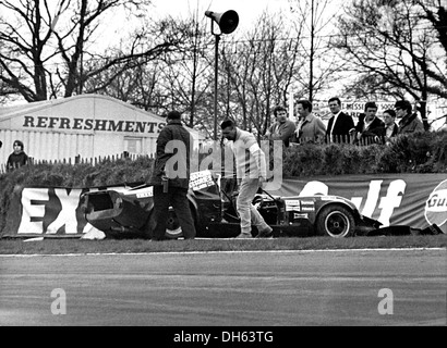 Tim Schencken's Chevron B8 après un crash lors de la course internationale de la BOAC à Brands Hatch, en Angleterre, 13 avril 1969. Banque D'Images