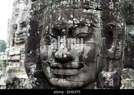 Siem Reap, Cambodge. 13 Oct, 2013. Le temple Khmer Bayon près de Siem Reap, Cambodge, 13 octobre 2013. Le Bayon est la plus distinctive est la multitude de visages de pierre massive et sereine sur les nombreuses tours qui sortent en de la terrasse supérieure et cluster autour de son pic central. Photo : Jens Kalaene/dpa/Alamy Live News Banque D'Images