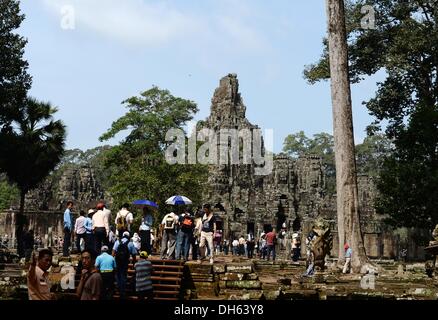 Siem Reap, Cambodge. 13 Oct, 2013. Le temple Khmer Bayon près de Siem Reap, Cambodge, 13 octobre 2013. Le Bayon est la plus distinctive est la multitude de visages de pierre massive et sereine sur les nombreuses tours qui sortent en de la terrasse supérieure et cluster autour de son pic central. Photo : Jens Kalaene/dpa/Alamy Live News Banque D'Images